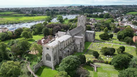 Christchurch-Priory,-Dorset,-Vereinigtes-Königreich,-Schwenkdrohne,-Antenne