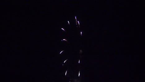 cámara lenta de coloridos fuegos artificiales explotando en el cielo nocturno sobre la ciudad de turku en finlandia