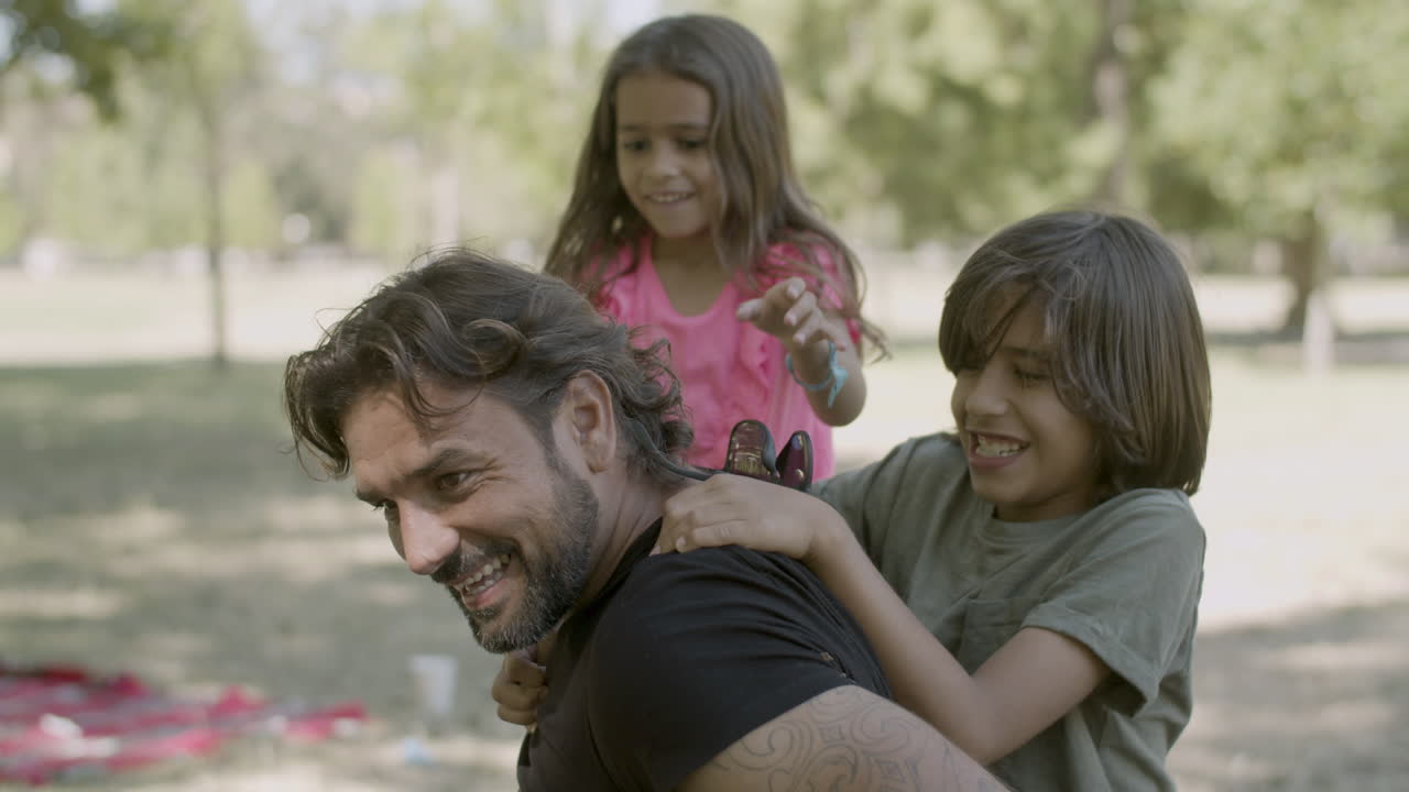 disparo medio de un padre soltero divirtiéndose con los niños