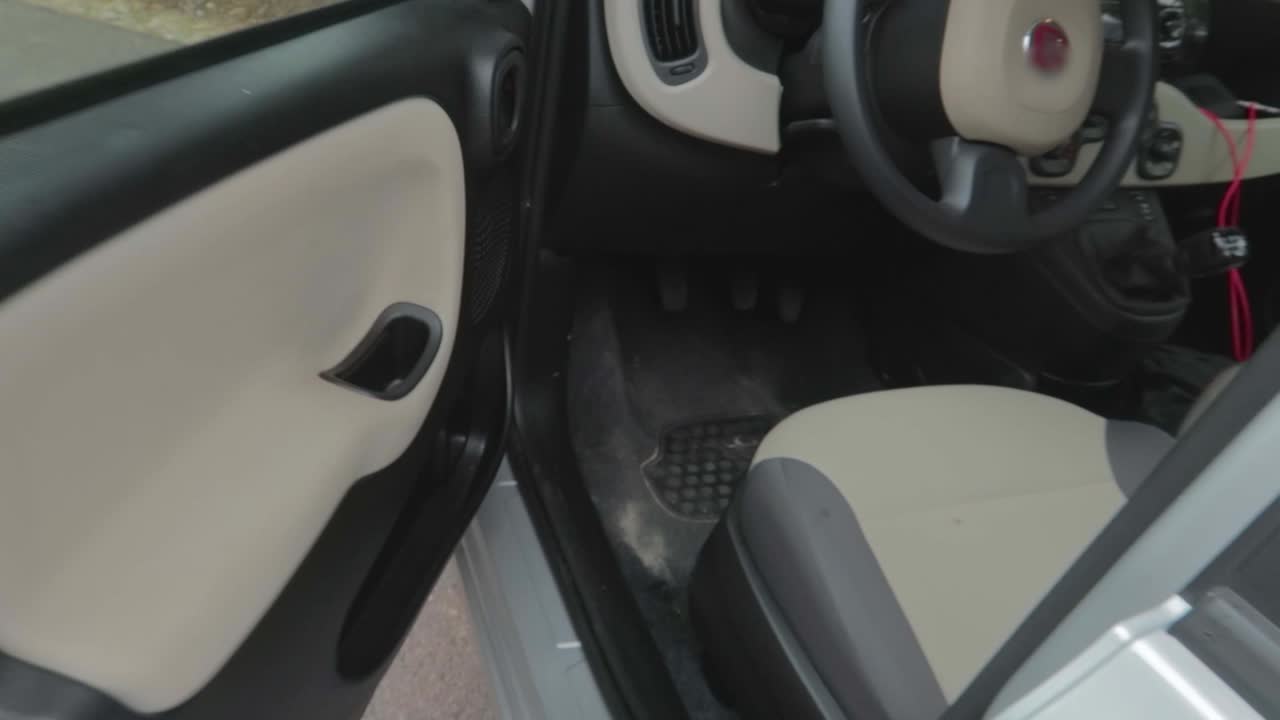 차에 가서 문을 열고 앉아서 운전하는 모습