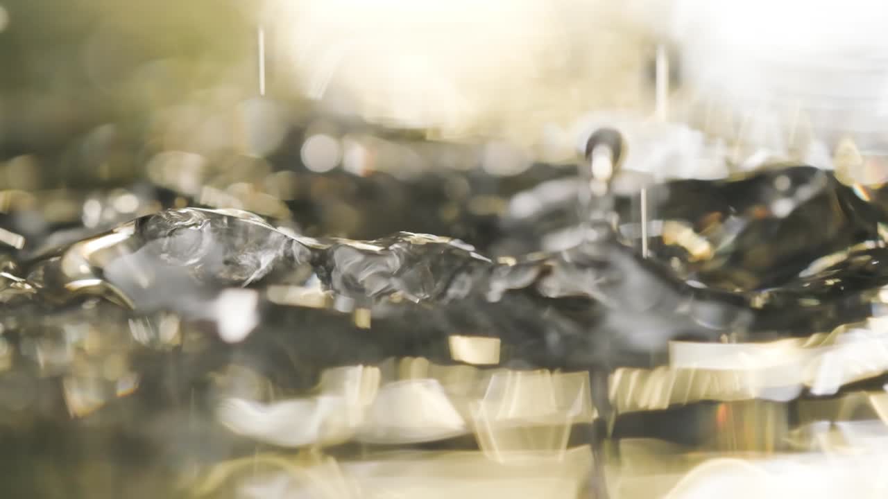 액체 표면에 떨어지고 튀는 물방울의 매크로 샷 슈퍼 슬로우 모션