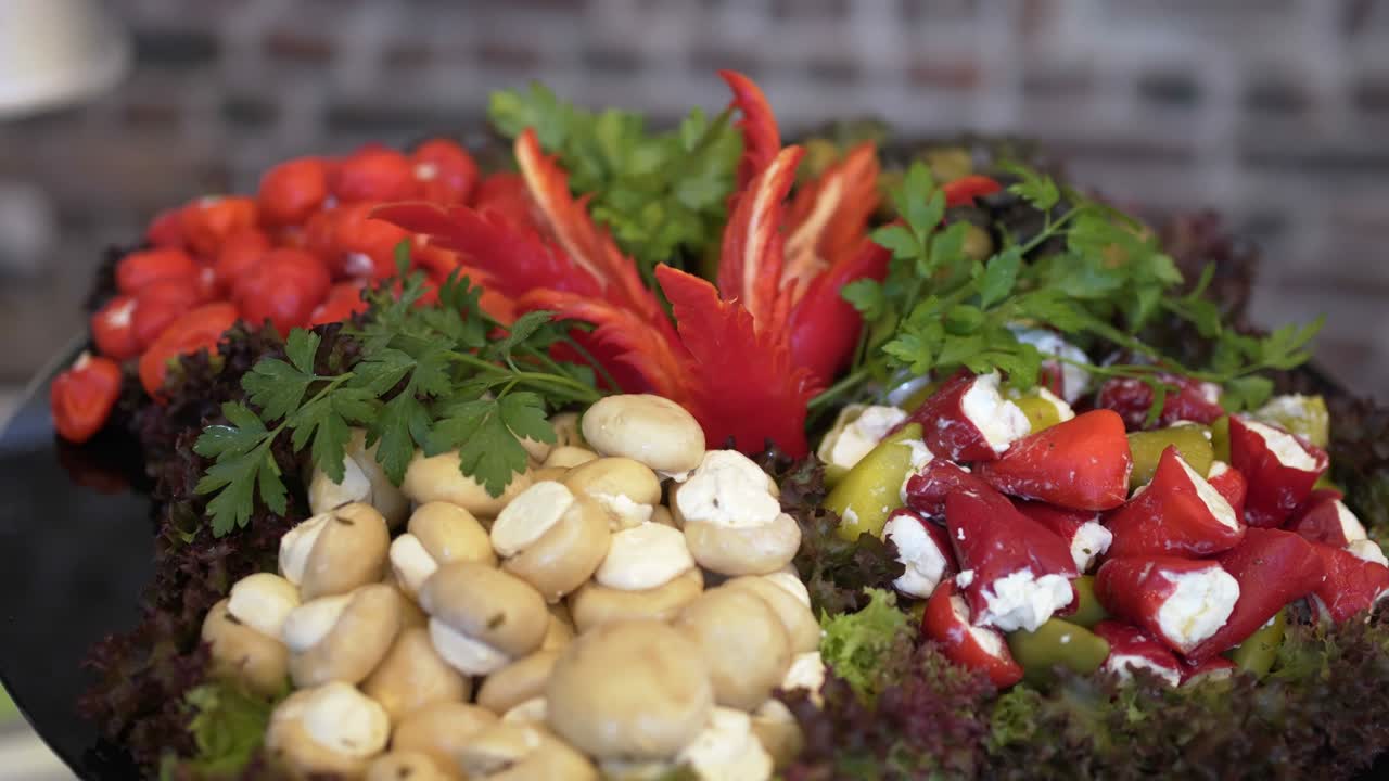 고급 레스토랑에서 고기, 다채로운 과일과 채소로 구성된 뷔페 음식을 제공합니다.