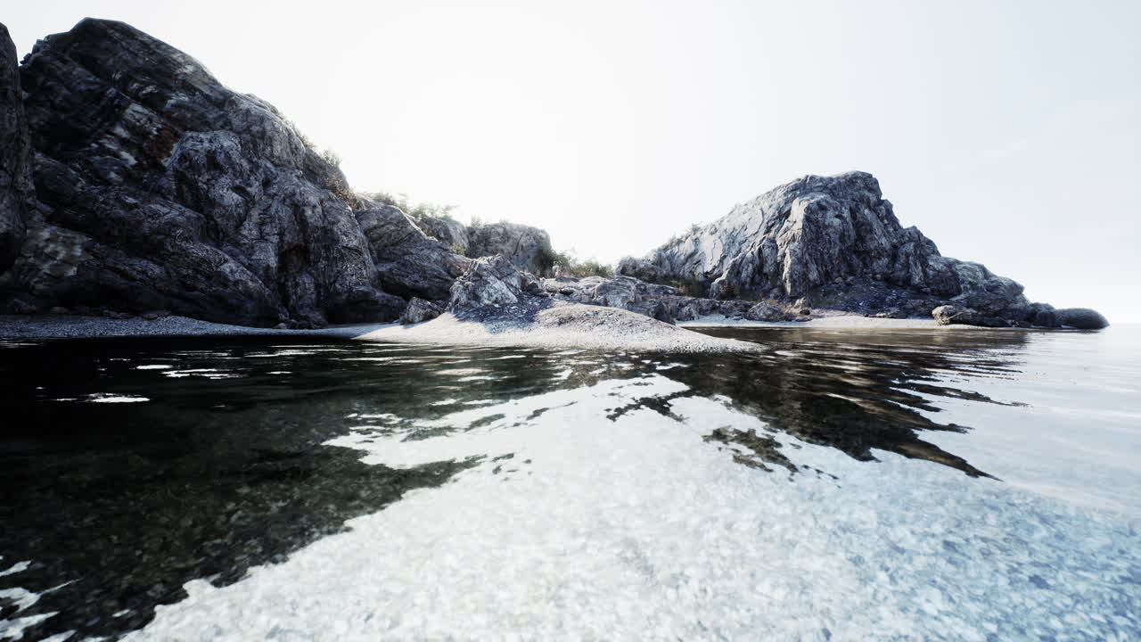 평온 한 물 을 가진 바위 가 있는 해안