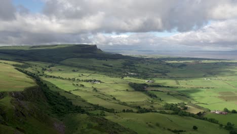 Montaña-Binevenagh-Cerca-De-La-Playa-Cuesta-Abajo-En-La-Ruta-Costera-De-La-Calzada-En-Irlanda-Del-Norte