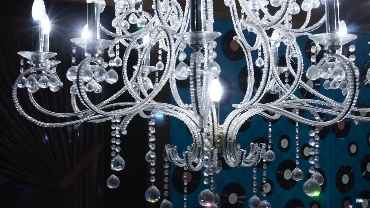 레코드 벽과 함께 크리스탈 들리어