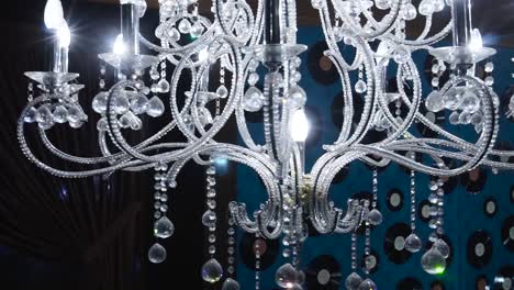 candelabro de cristal con pared de registro