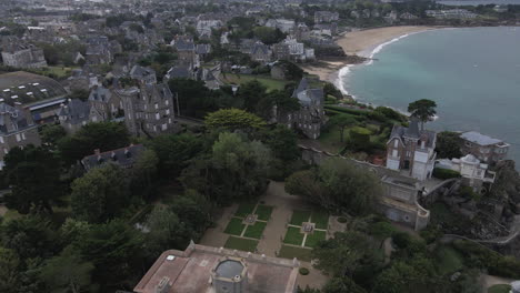 Avance-Aéreo-Sobre-La-Costa-De-Dinard,-Bretaña-En-Francia