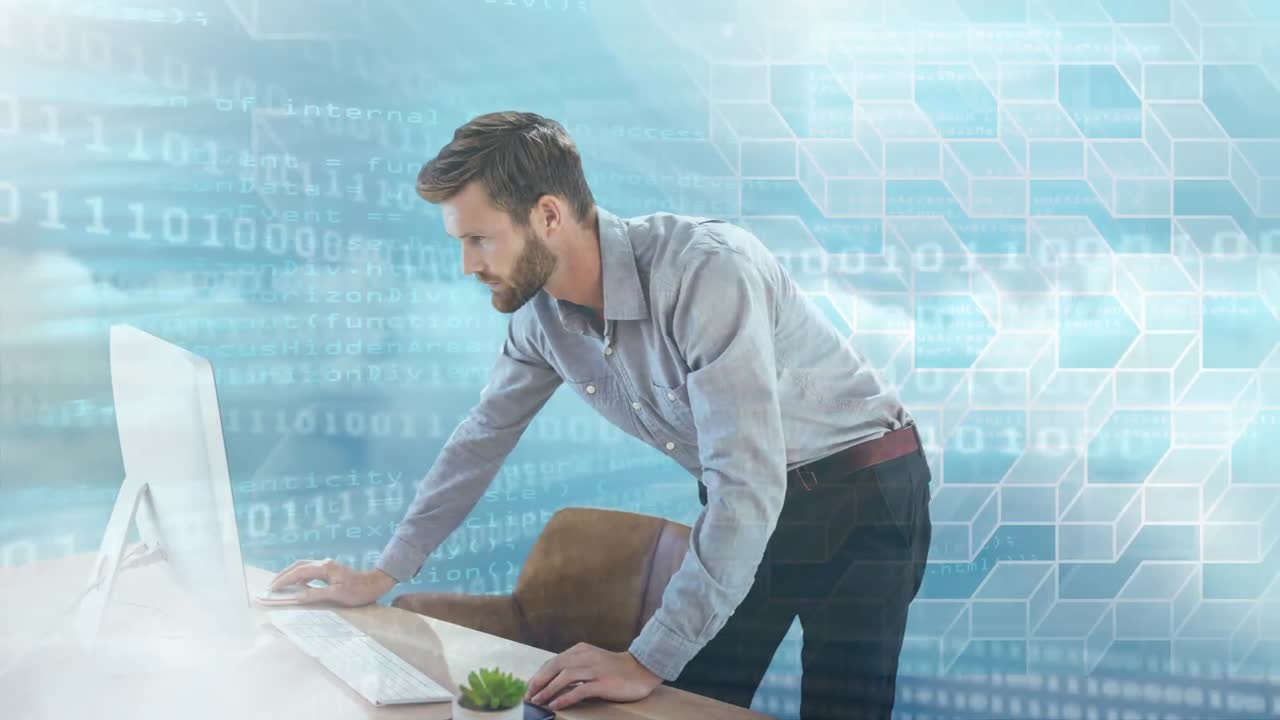 hombre de pie usando una computadora