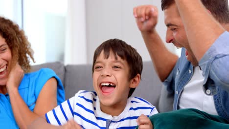 padre e hijo gritando