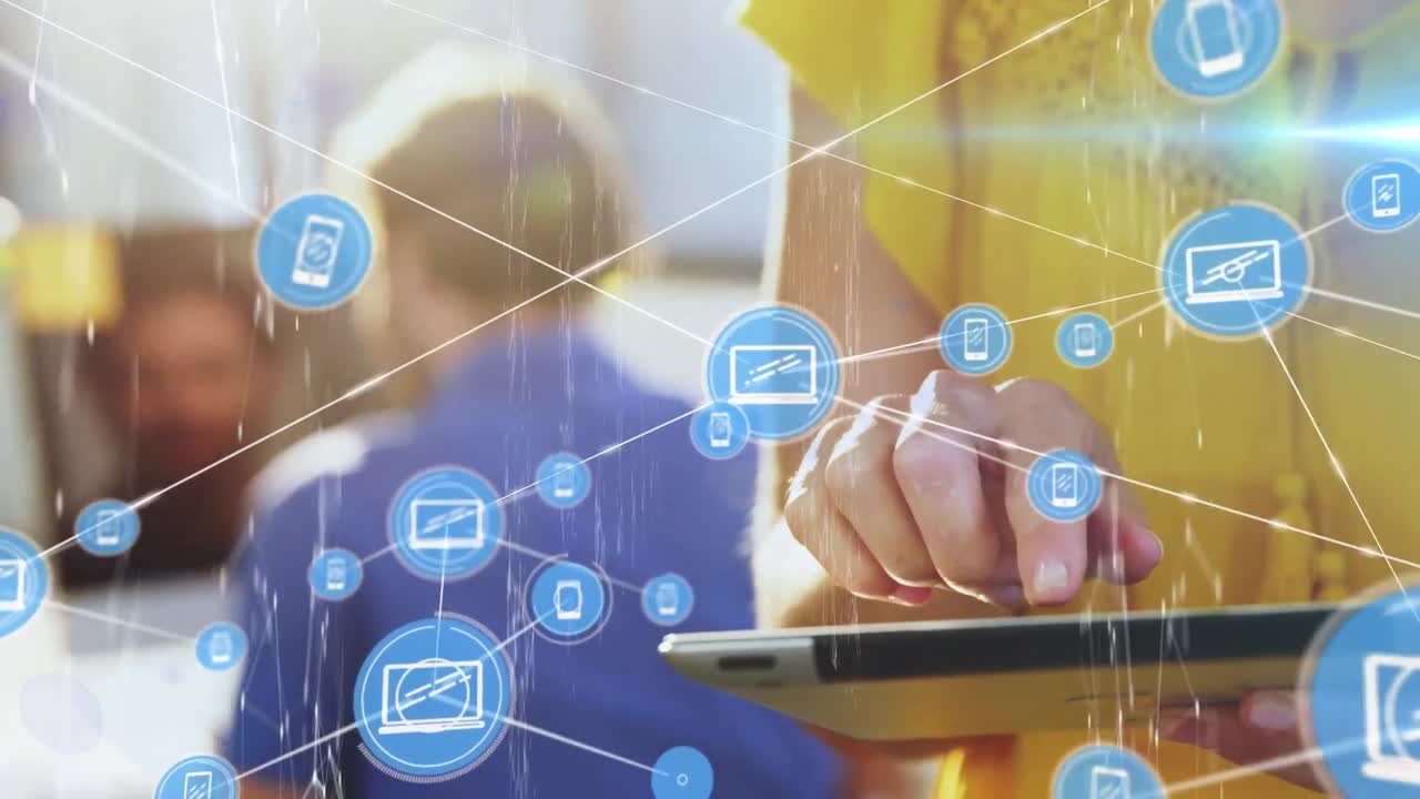 animación de una red de conexiones con iconos sobre una mujer de negocios caucásica que usa una tableta