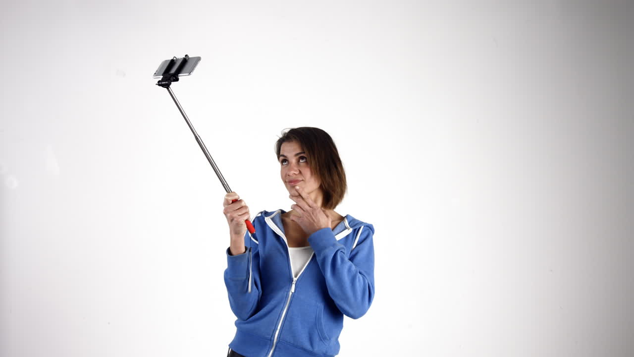 은 소녀가 지이로 셀피를 찍고 있다