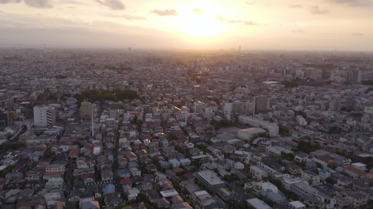 일몰 동안 도쿄의 공중 촬영, 지평선 전체에 콘크리트 정글