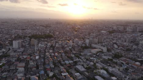 Toma-Aérea-De-La-Ciudad-De-Tokio-Durante-La-Puesta-De-Sol,-Jungla-De-Cemento-Por-Todo-El-Horizonte