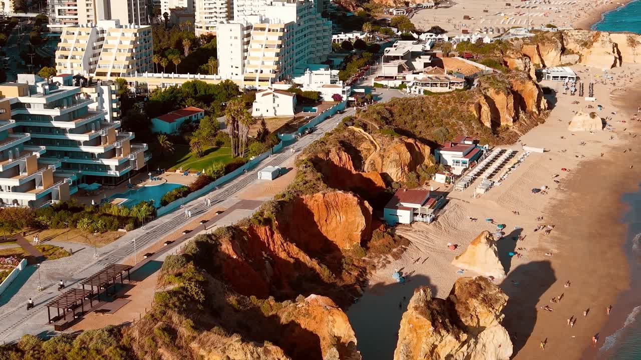 Vista costiera di scogliere e spiaggia in Portogallo durante una giornata di sole
