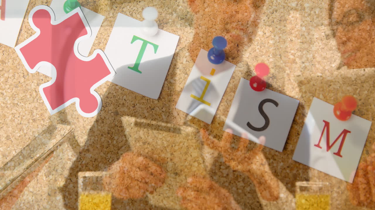 animación de piezas de rompecabezas coloridas y texto de autismo sobre personas de negocios que usan dispositivos digitales