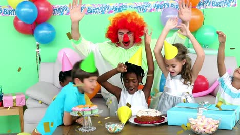 Animation-Von-Goldkonfetti-über-Verschiedenen-Glücklichen-Kindern-Und-Clowns,-Die-Spaß-Auf-Der-Party-Haben