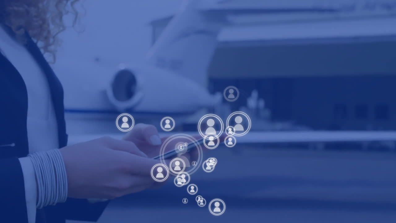 animación de iconos de las redes sociales sobre mujer caucásica usando teléfono inteligente