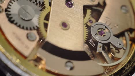 Altes-Retro-Armbanduhr-Zahnrad,-Das-Im-Inneren-Einer-Nahaufnahme-Makrobewegung-Arbeitet