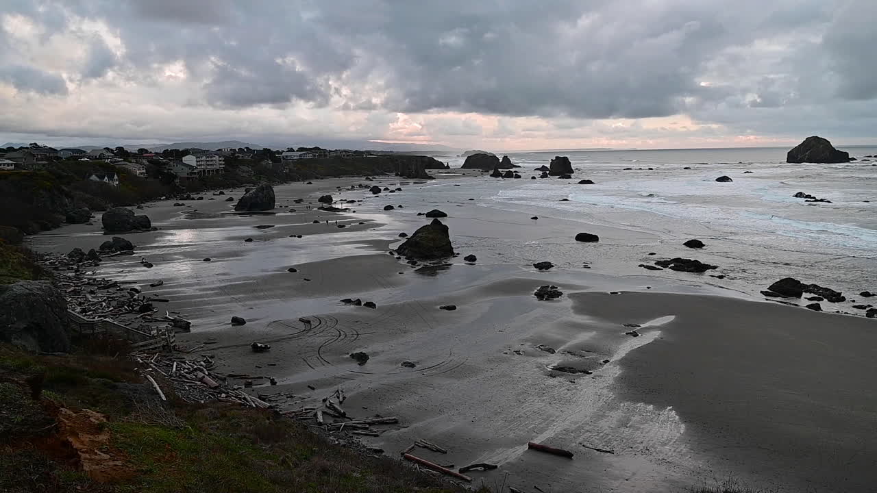 tranquilidad de la naturaleza con pilas de mar en la playa de bandon contra el cielo nublado en la costa de oregon
