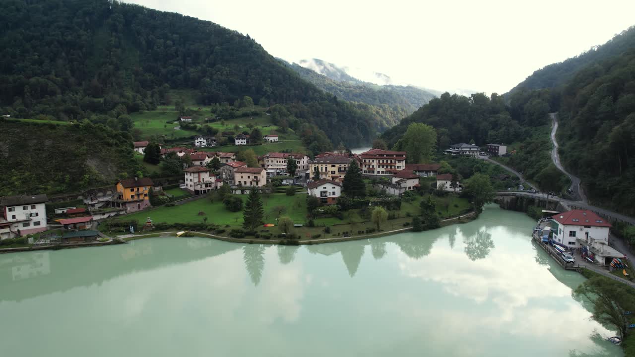 Most na Soci, piccolo villaggio nella zona di Tolmin, Slovenia, vista panoramica aerea del villaggio fluviale immerso nella natura