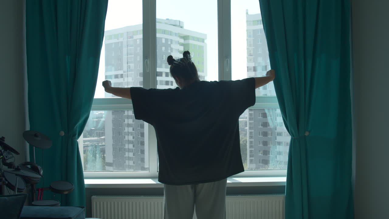 mujer mirando por la ventana