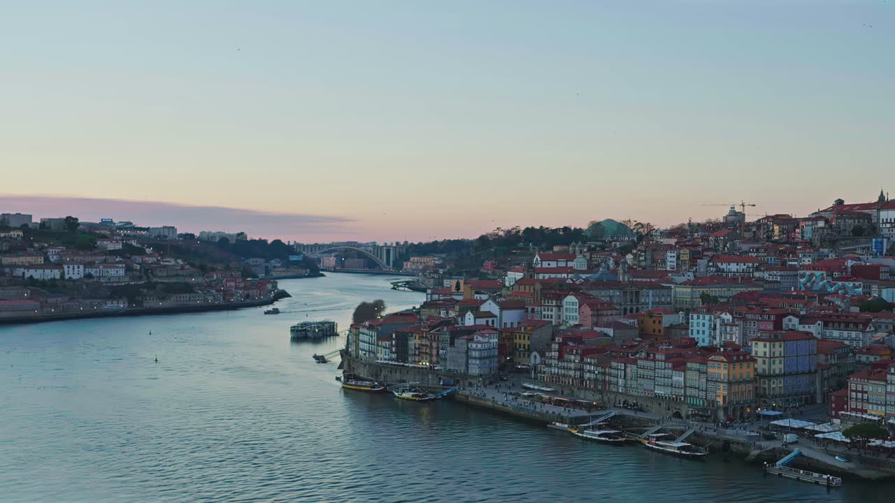 Rio Douro ao pôr do sol no Porto, Portugal