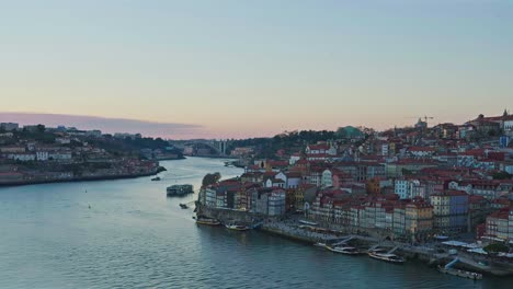 fiume douro al tramonto a porto, portogallo