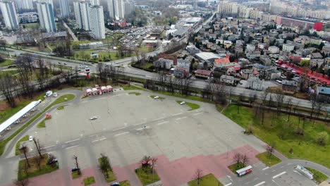 Antenne-Großer-Leerer-Parkplatz-Sperrung-4k