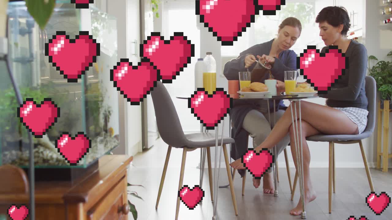 가정에서 사랑에 빠진 행복한 백인 여성 커플에 대한 심장 이모지 애니메이션