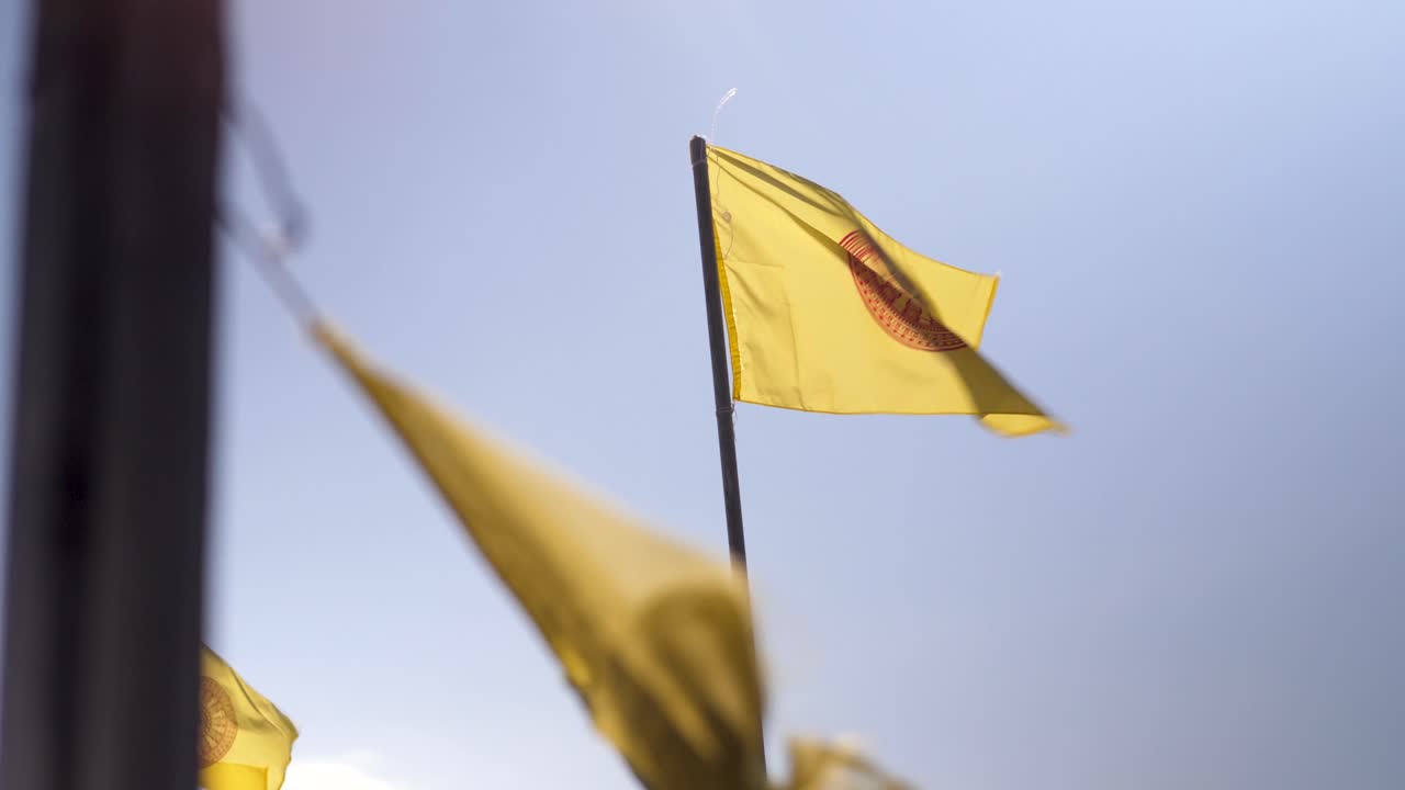 буддийские молитвенные флаги, развевающиеся на тихом ветру