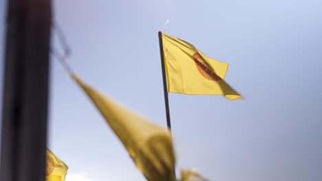 banderas de oración budistas que soplan en el viento tranquilo