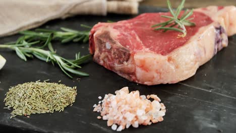 carne cruda e ingredientes en la sartén mantenidos en el tablero