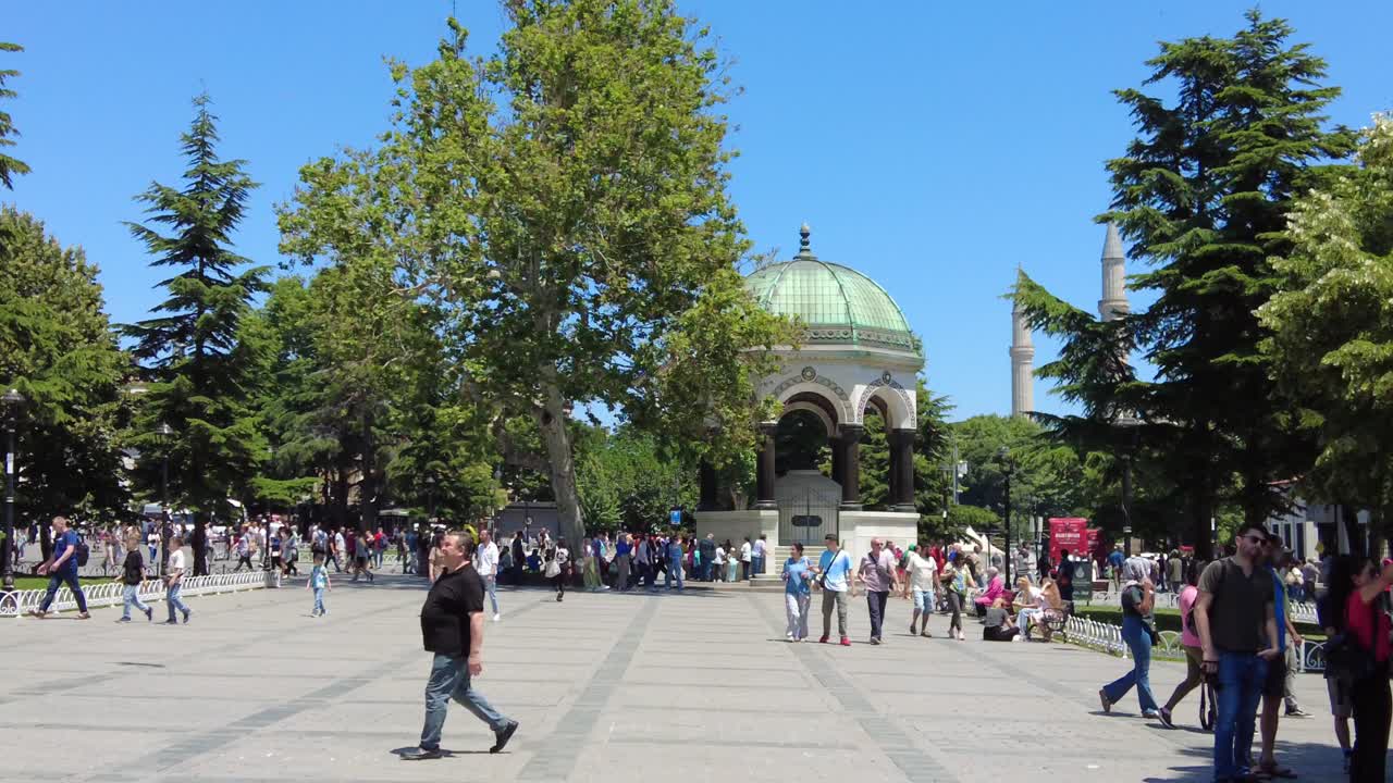 plaza pública en estambul con fuente y mezquita
