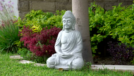 escena tranquila con una estatua de piedra de buda en un entorno de jardín sereno, que irradia una sensación de paz y espiritualidad