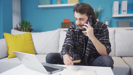 trabajador de oficina en casa haciendo una llamada telefónica con su cliente.