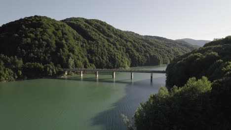 Transalpina-Autobahn,-Stahl--Und-Betonträgerbrücke-über-Den-Oasa-See,-Rumänien