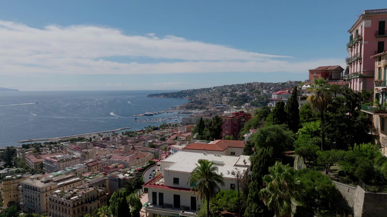 Vista 4K dall'alto di Napoli. Volo di drone sulla città italiana di Napoli con vista sul mare, Castel dell'Ovo e il Vesuvio. Italia Napoli Luglio 2024