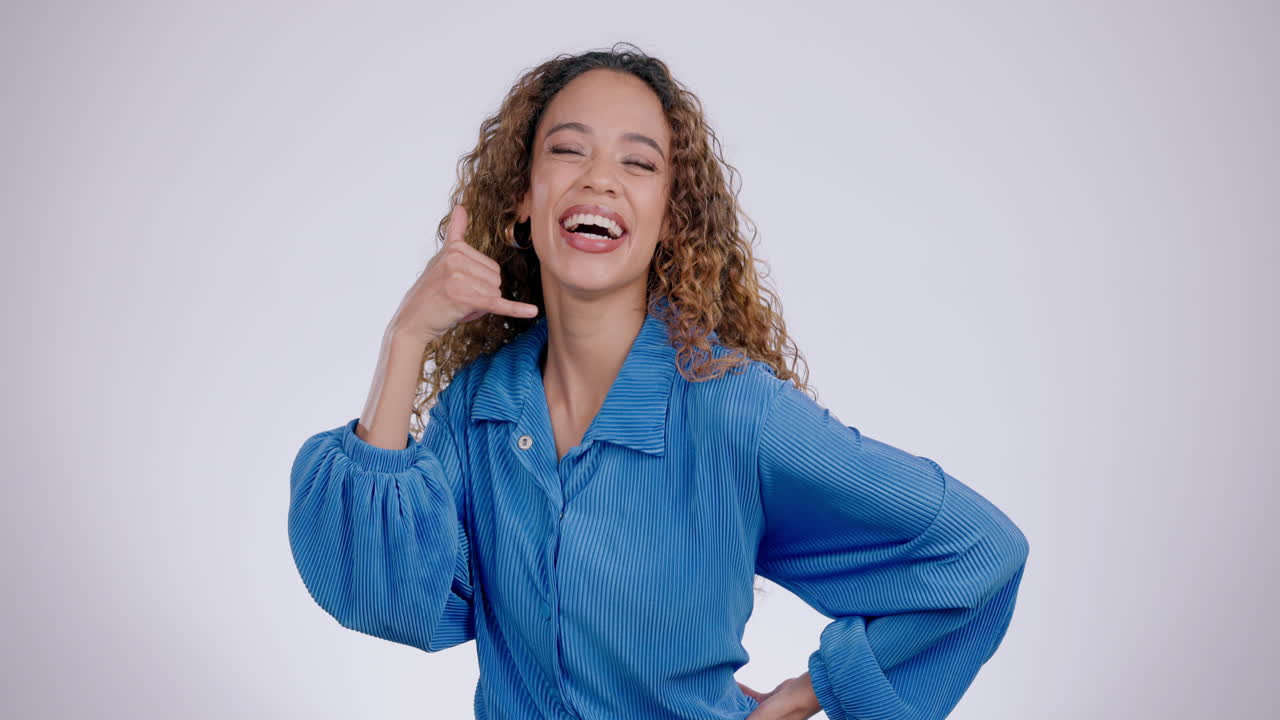 viso, sorriso e donna con chiamami mano