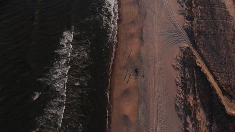 Vista-Panorámica-De-La-Playa-Vacía-En-Nueva-Jersey,-Estados-Unidos-Al-Atardecer