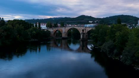 icónico puente romano elevado de ourense, galicia, españa a la hora azul o al anochecer