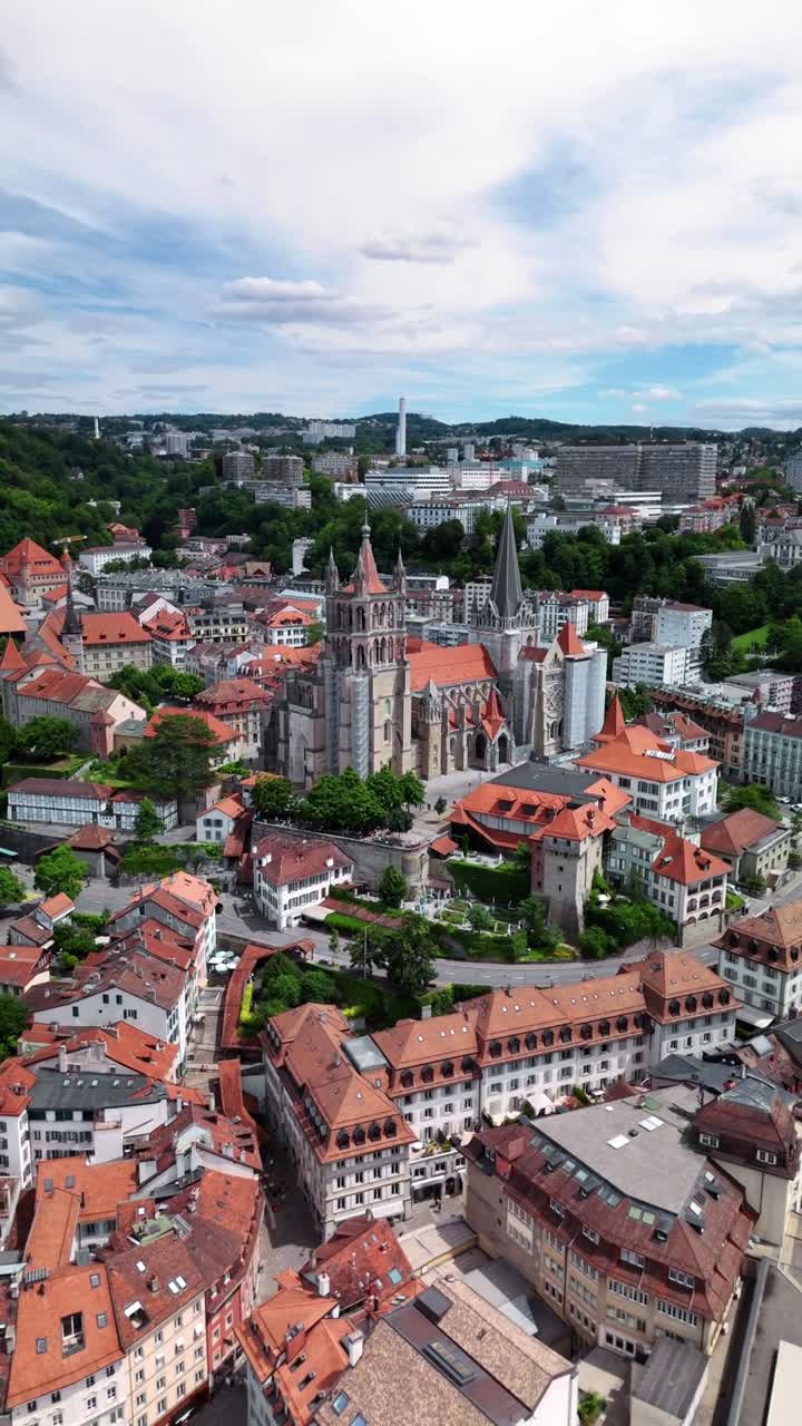 İsviçre'nin Vaud kantonunun başkenti Lozan, merkezdeki Katedral'in havadan dron çekimi