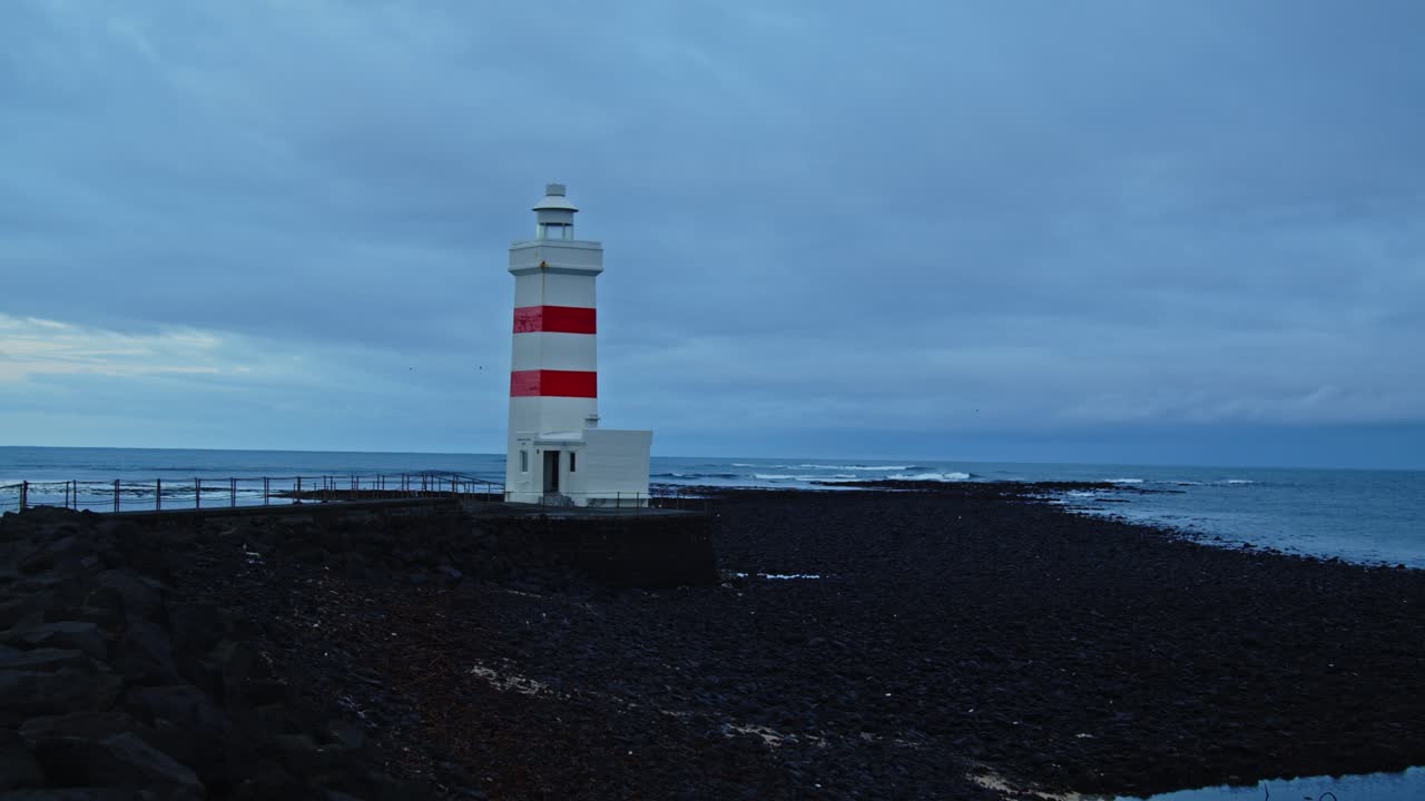 pan de un hermoso antiguo faro en una pequeña península en islandia
