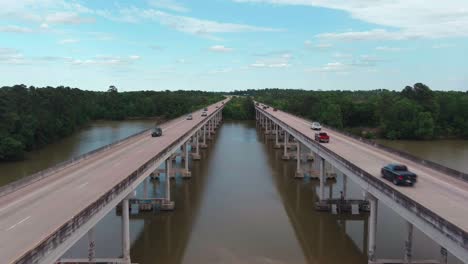 Antena-De-Autos-Circulando-Por-El-Puente-Que-Cruza-El-Río-San-Jacinto-En-Houston,-Texas