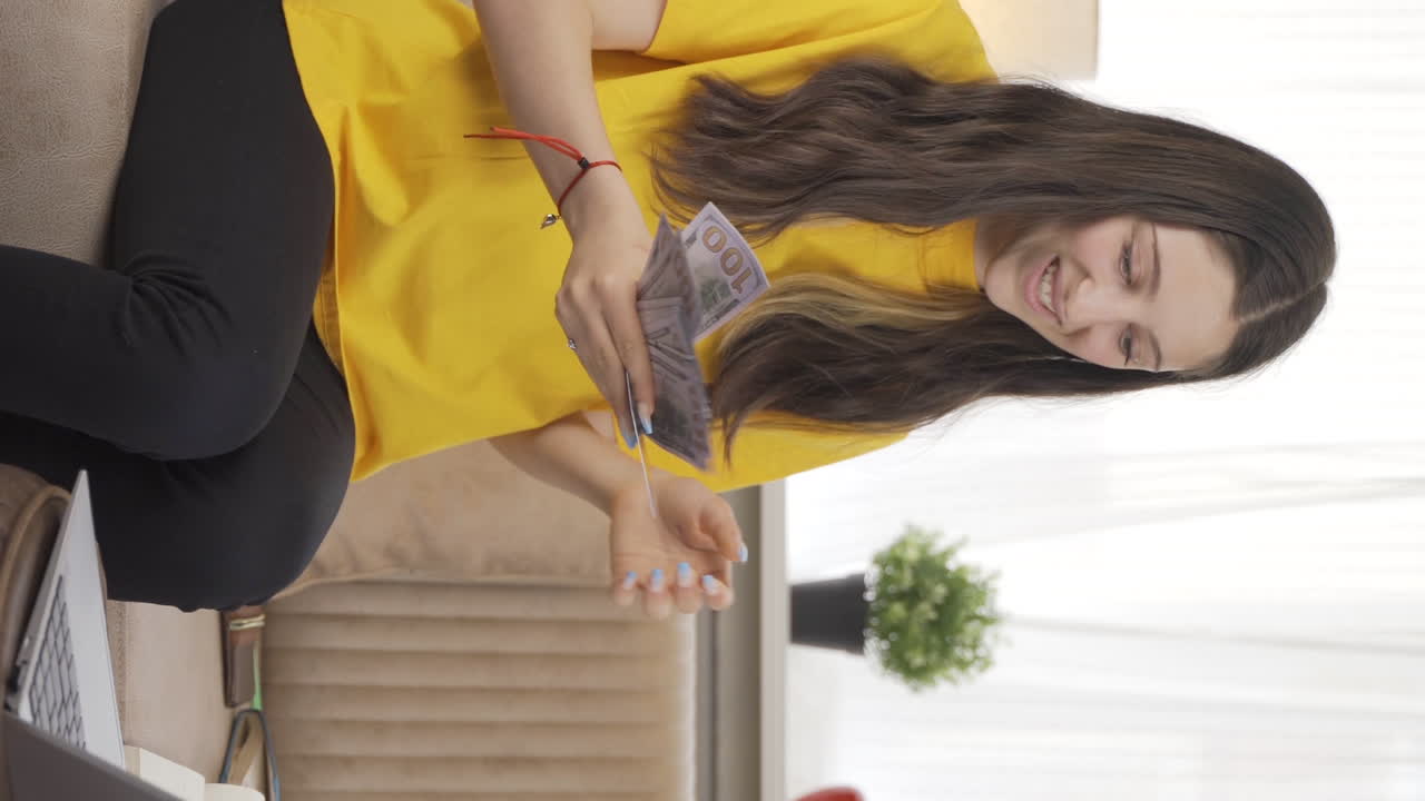 전자상거래 쇼핑을 하는 여성 학생의 수직 비디오.