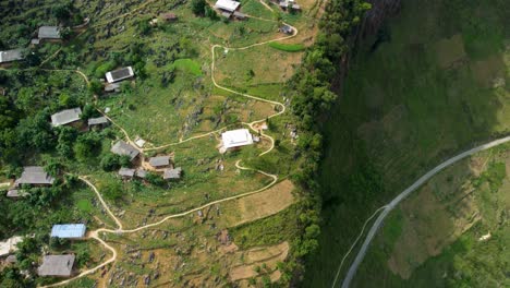 Vista-De-Pájaro-Del-Pequeño-Asentamiento-Vietnamita-En-La-Ladera-De-Una-Montaña-Empinada