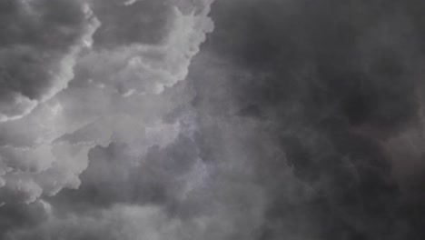 tormenta, nubes grises oscuras en el cielo