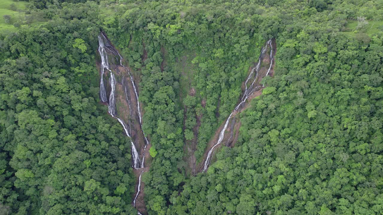 tomada de un avión no tripulado de una cascada en un bosque profundo, costa rica - video en 4k