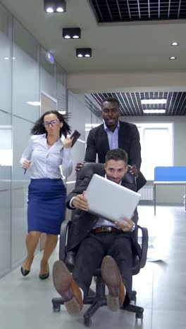 el caos de la oficina.