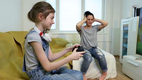 madre frustrada que su hija jugando videojuegos