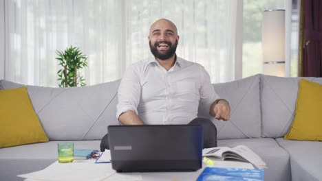 Un-Hombre-Trabajador-De-Oficina-En-Casa-Tiene-Una-Idea-Mirando-La-Cámara.